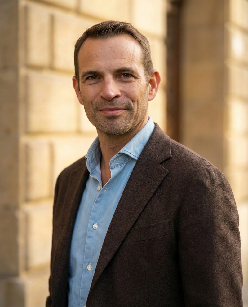 Sascha W. Singer, Unternehmensberater, vor einer Sandsteinmauer